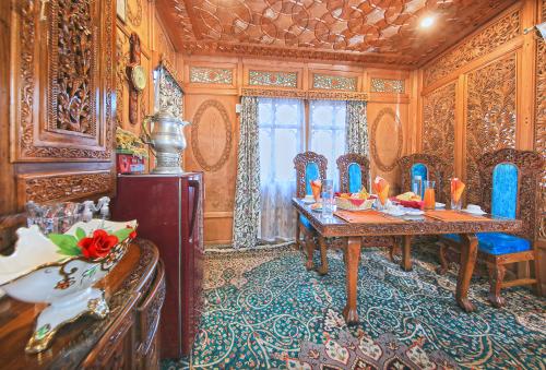 Our History of Houseboats